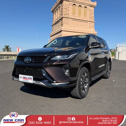 TOYOTA HILUX 2.8 D-4D TURBO DIESEL CD SRX PLUS 4X4 AUTOMÁTICO